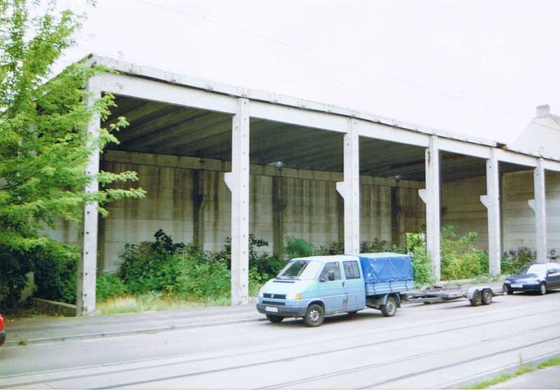 Gewächshaus. Frankfurt/Oder, Herbert-Jensch-Straße (2002). Der Rohbau wurde vom Betonwerk Frankfurt/Oder in den 1980er Jahren zu Lagerzwecken erbaut. Nachdem das Betonwerk die Wende nicht überstanden hatte, sollte die Bauhülle 1993 für ein SEAT-Autohaus genutzt werden.