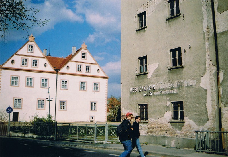 Königs-Wusterhausen, Schlossstraße (2005). Die Mühle, erstmals Mitte des 14. Jahrhunderts erwähnt, wurde mehrfach umgebaut und erweitert. Sie befindet sich in unmittelbarer Nachbarschaft zum Schloss. Während der Zeit des VEB (K) Kreismühlenbetriebes wurde noch bis zum Jahre 1960 Getreide gemahlen und bis 1991 Mischfutter produziert. Im Jahre 1993 erfolgte die Rückübertragung an den ehemaligen Eigentümer. Ein neuer Betreiber will die Mühle zum Museum ausbauen.