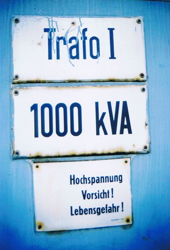 Schild am IFA-Kraftwerk Ludwigsfelde (2004)