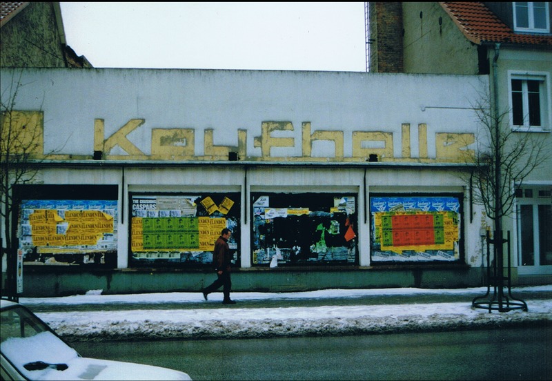 Schwedt, Berliner Straße (2001). Das Gebäude wurde in den 1960er Jahren auf einem Trümmergrundstück erbaut und von der Konsum-Genossenschaft verwaltet.