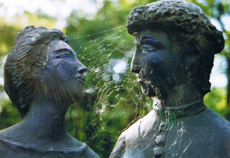 Hallorenpaar, Bronzefiguren von Gerhard Geyer, 1980 errichtet (Halle, Salinepark 2003)