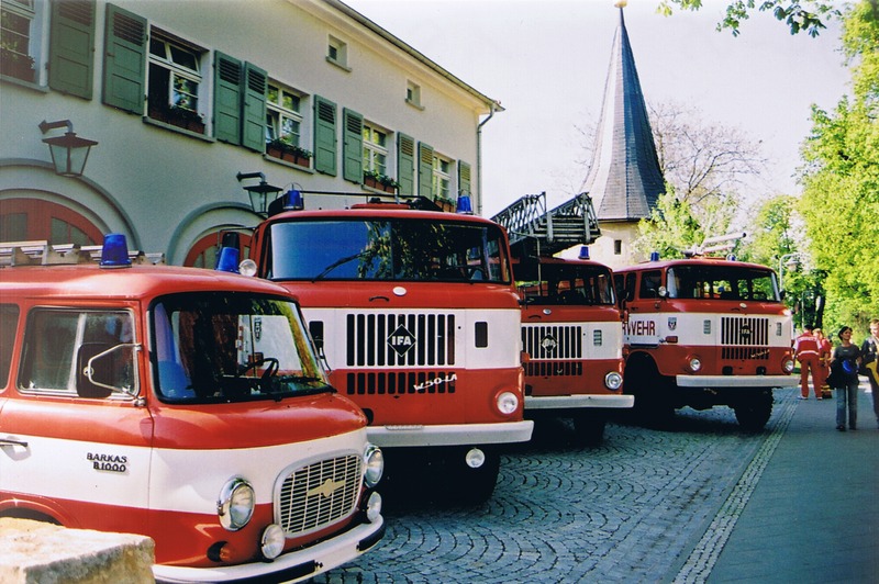 Sömmerda, Parkweg (2005). Historische Fahrzeuge der Freiwilligen Feuerwehr Sömmerda (von links nach rechts): Klein-Löschfahrzeug KLF 8/8, Baujahr 1978; Löschgruppenfahrzeug LF 16, Baujahr 1976; Drehleiter-Fahrzeug DL 30, Baujahr 1973; Tanklöschfahrzeug TLF 16, Baujahr 1986.