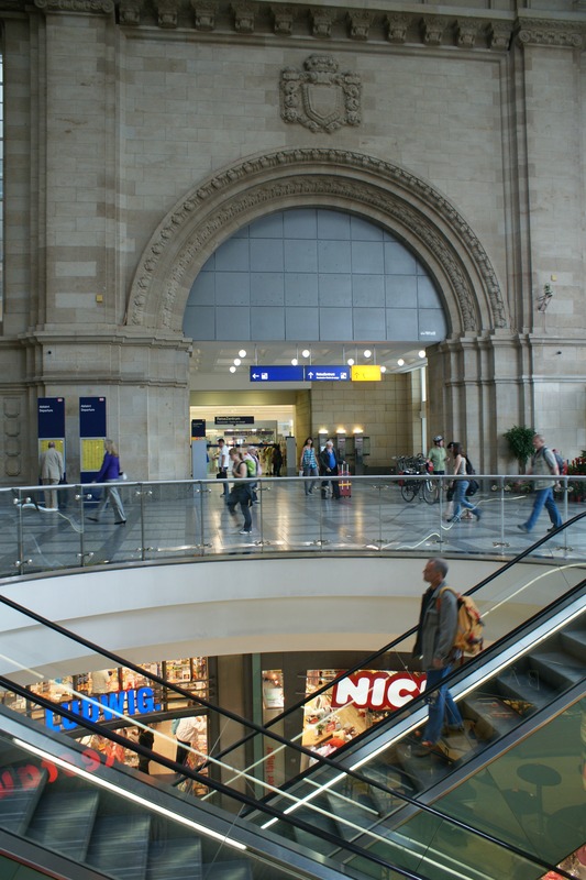 Hauptbahnhof Leipzig (2009). Der Bau des Hauptbahnhofs wurde 1915 fertig gestellt. Im zweiten Weltkrieg stark zerstört. begann 1954 der Neuaufbau, der 1965 seinen Abschluss fand. Im Jahre 1995 wurde mit der Modernisierung begonnen, die 1997 mit der Eröffnung des Dienstleistungs- und Einkaufszentrums abgeschossen wurde. In den Bahnhof fahren täglich  ca. 425 Nah- und Fernverkehrszüge und etwa 125 S-Bahn-Züge ein. Die Promenaden werden von ca. 100.000 bis 150.000 Menschen an sieben Tagen in der Woche von 9.30 bis 22.00 Uhr frequentiert. Die Promenaden verfügen über 30.000 Quadratmeter Verkaufsfläche, auf denen über 140 Einzelhandelsgeschäfte und Dienstleistungsbetriebe ihre Waren anbieten.
