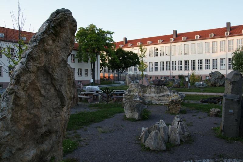 Martin-Luther-Universität und geologischer Garten, Halle (2009). Die Gebäude wurden 1935 für die Heeres- und Luftnachrichtenschule Halle errichtet. Von 1945 bis 1991 diente die Kaserne der sowjetischen Armee. Seit 2004 nutzt die Universität die sanierten Gebäude.