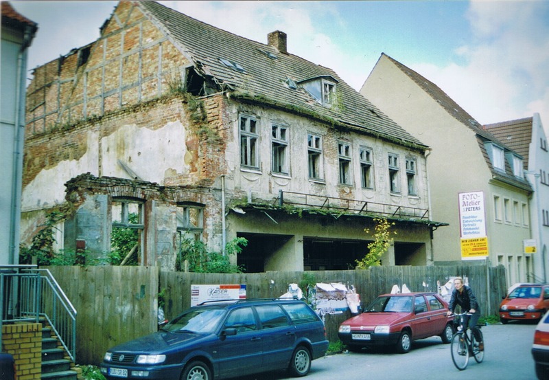 Greifswald, Knopfstraße (2001). An das Wohngebäude wurde 1911 ein Kinosaal angebaut. Fortan diente es bis zum Ende der DDR-Zeit als Kammerlichtspielhaus. 2003 wurde das Gebäude abgerissen.