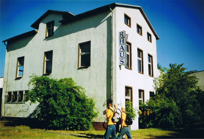 Juliusruh, Insel Rügen, Ringstraße (2001). Zum Kurhaus in Juliusruh gehörten eine Gaststätte und ein Saal mit 300 Sitzplätzen. Der Saal diente zur Verpflegung der Urlauber des Freien Deutschen Gewerkschaftsbundes (FDGB), die in der Umgebung untergebracht waren. Das Haus wurde im Sommer 2005 abgerissen.