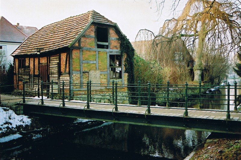 Ludwigslust, Am Kanal (2006). Das kleine Haus gehörte zum Grundstück des Hofmarschalls von Levetzow. Es wurde um 1784 erbaut und diente damals als Waschhaus. Zu DDR-Zeit war es Abstellraum.