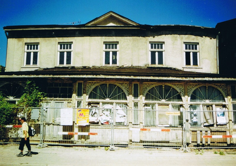 Saßnitz, Hauptstraße (2001). Das Gebäude wurde um 1890 als Hotel „Belvedere“ mit einer Kapazität von 50 Zimmern erbaut. Von 1914 bis 1951 trug es den Namen Hotel „Deutsches Haus.“ Ab 1954 wurde das Gebäude als Sportlerheim der Sportgemeinschaft „Empor“ genutzt. Seit Anfang der neunziger Jahre ist es geschlossen.