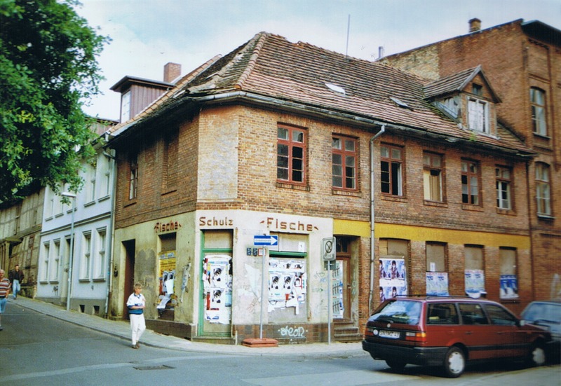Schwerin, Körnerstraße (2002). Die Errichtung des Gebäudes erfolgte etwa Mitte des 18. Jahrhunderts. Das Eckladengeschäft wurde in den 1930er Jahren eingefügt. Die Wohnungen waren bis 1990 bewohnt, im Erdgeschoss befand sich ein Fischgeschäft. Im Jahr 2004 wurde das Gebäude saniert.