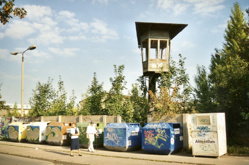 Halle, Murmansker Straße (2000). Der Wachturm wurde Mitte der 1970er errichtet und bis 1989 benutzt. Er gehörte zum Gelände der 1500 Mann starken DDR-Bereitschaftspolizei Halle. Sie war ab Mitte der 1950er Jahre hier stationiert. Türme dieser Bauart wurden auch im Straßenverkehr zur Verkehrsüberwachung eingesetzt.