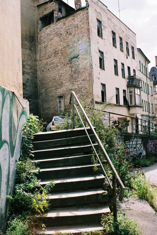 Halle, Töpferplan/Ecke Martinstraße (1998). Die wilde Treppe führt zu einem gründerzeitlichen Haus, in dessen Erdgeschoss sich vor der Wende ein Zoofachhandel befand.