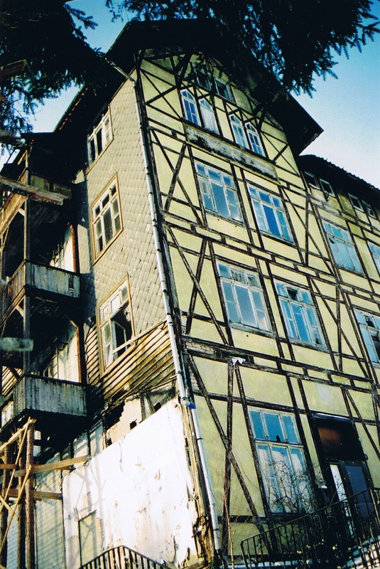 Ilsenburg, Blaue Stein Strasse (2005). Das Hotel „Blauer Stein“ wurde 1891 als Hotel mit einer Kapazität von 45 Betten eröffnet. Zur DDR-Zeit war es Bettenhaus des FDGB-Heims „Rote Forelle.“ Von 1978 bis 1982 diente das Haus als Wohnheim für Arbeiter, die das Walzwerk Ilsenburg mit aufbauten.