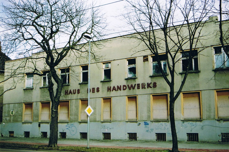 Merseburg, Weißenfelser Straße (2006). In den 1920er Jahren für eine Fabrik erbaut, diente das Gebäude später unter anderem als Lebensmittellager, bis es 1960 von der Handwerkskammer des Bezirkes Halle übernommen wurde. Im Obergeschoss befand sich eine Gaststätte.