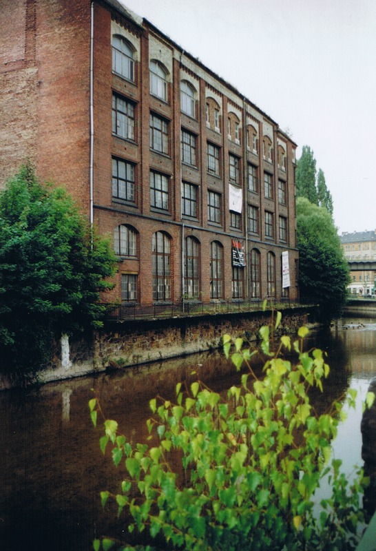 Chemnitz, Beckerstraße (2001). Die im 19. Jahrhundert gegründete Firma mit mechanischer Weberei stellte Strümpfe her. Später wurden hier Handschuhe gefertigt. Nach 1952 entstand die Möbelstoff- und Plüschweberei, genannt „Möplü.“ Mit der Privatisierung im Jahre 1990 wurde der Betrieb in die Liquidation geführt.