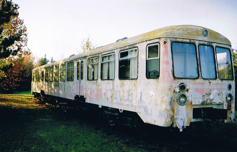 Hoyerswerda, Heinrich-Heine-Straße (2005). Der Triebwagen vom Typ VT 173 001 wurde 1964 vom Waggonbau Bautzen gebaut. Nach Einsätzen auf Haupt- und Nebenstrecken des Bahnwerkes Cottbus, diente er seit 1974 der Arbeitsgemeinschaft Modelleisenbahn als Arbeitsraum.