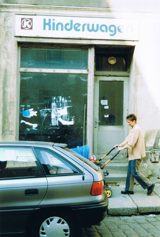 Kamenz, Hoyerswerdaer Straße (2003). Die Konsumgenossenschaft betrieb hier seit 1958 ein Lebensmittelgeschäft. Der Verkauf von Kinderwagen fand erst in den 1980er Jahren statt. Das Geschäft stand bereits am Ende der DDR leer.