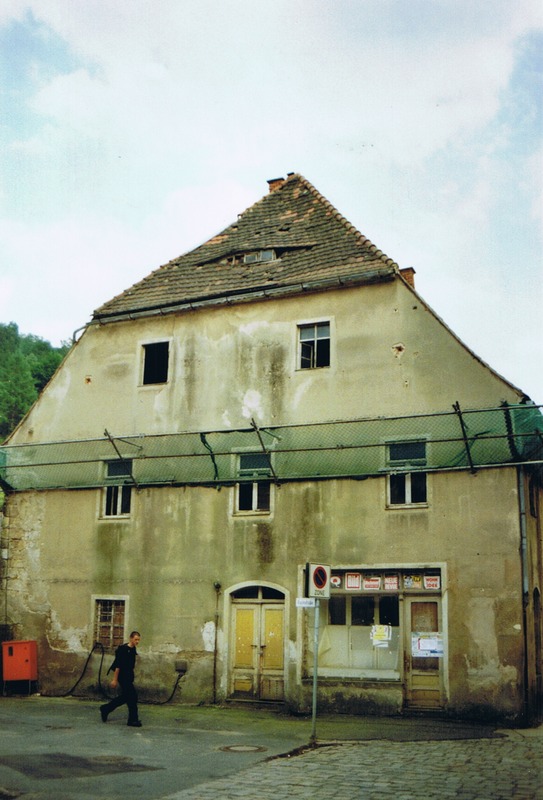 Königstein, Pirnaer Straße (2002). Vor 1750 erbaut, wurde der Laden im Untergeschoss zu DDR- Zeiten als Schreibwarengeschäft genutzt. Dagegen stand das Obergeschoss schon vor der Wende leer.