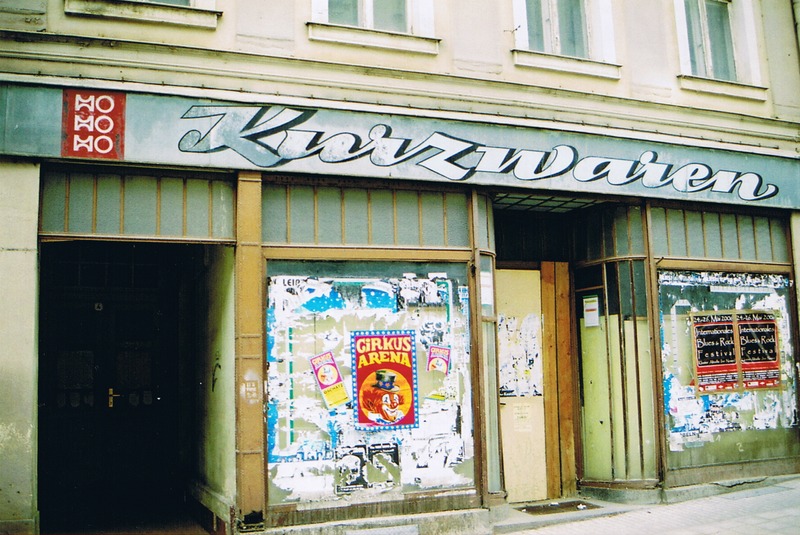 Oschatz, Hospitalstraße (2006). Das Ladengeschäft wurde ab 1895 zunächst von einem Zigarrenhändler betrieben. Am Ende der DDR diente es der HO zum Verkauf von Woll- & Kurzwaren. Der Laden sowie das Gebäude stehen seit 1992 leer.