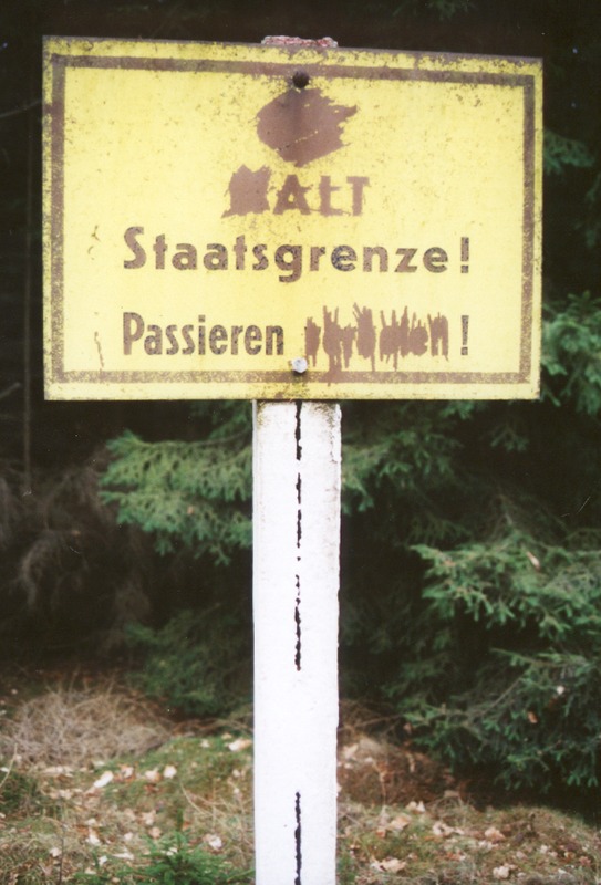 Bad Elster, Am Heißen Stein (2001). Das Grenzschild wurde in den 1970er Jahren an der Grenze zur Tschechoslowakei gesetzt. Der Schriftzug wurde 1989 'geändert.'