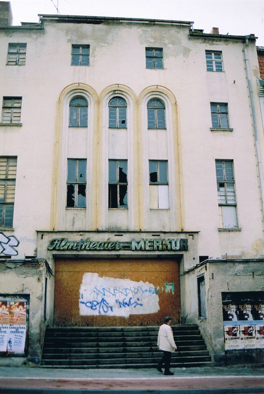 Arnstadt, Bahnhofstrasse (2004). Das Filmtheater wurde im Jahr 1927 als „IMA-Lichtspiele“ mit 600 Sitzplätzen durch Johannis Mohr eröffnet. Ein Jahr später erfolgte der Verkauf an Merkur Weimar. 1930 lief hier der erste Tonfilm namens „Atlantik.“ 1958 wurde für Breitwand umgebaut. 1990 übernahm die Ufa das Kino. Fünf Jahre später wurde es geschlossen.