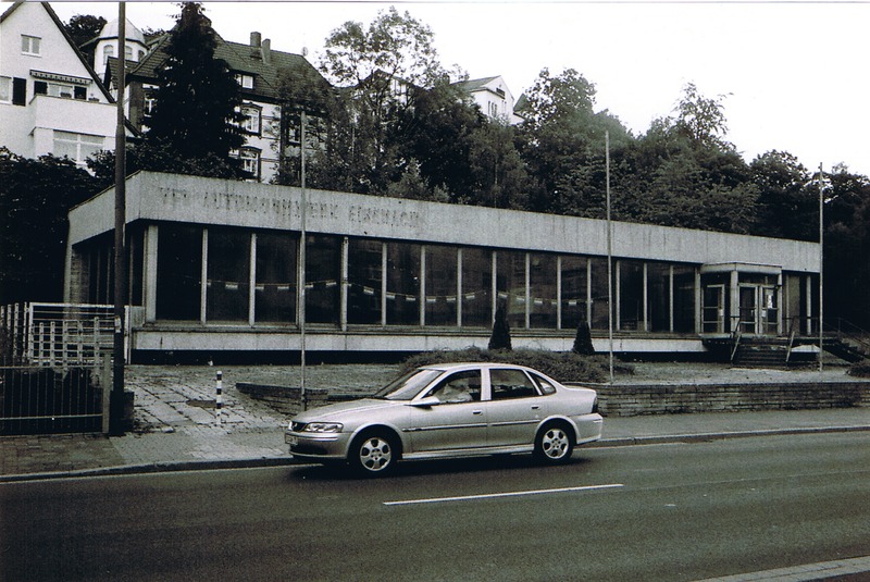 Wartburg-Ausstellungspavillon Eisenach, Wartburg-Allee (2001). Im VEB Automobilwerk Eisenach, das zum IFA-Kombinat Pkw gehörte, wurden im Jahr durchschnittlich 75000 Personenkraftwagen der Marke Wartburg Limousine produziert. Die Wartefristen betrugen durchschnittlich 16 Jahre. (Foto von Guido Hestermeyer)