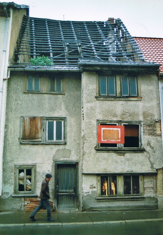 Erfurt, Augustiner Straße (2001). Anfang des 19. Jahrhunderts erbaut, hatte das Haus Vorgänger, die „Zum Bunten Adler“, „Zum Roten Adler“, „Zum Adler“ genannt wurden. Von 1948 an wurde das Haus kommunal verwaltet. Ab den 1980er Jahre stand es leer und wurde 2005 abgerissen.