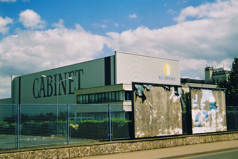 Nordhausen, Strasse der Genossenschaften (2005). In den 1920er Jahren als Nordhäuser Kautabak AG erbaut,  wurde die Firma in der DDR zum VEB Nordak. In den 1980er Jahren produzierten etwa 800 Beschäftigte Zigarren und Zigaretten, darunter Marken wie F6, Juwel und Cabinet. Nach der Wende wurde der Betrieb von der Firma Reemtsma übernommen. Stilllegung im Jahr 2002.