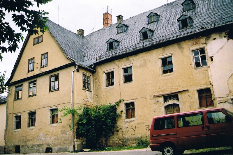 Franckescher Hof Weimar, Kleine Teichgasse (2005). Die noch erhaltenen Gebäudeteile entstanden im 16. und 17. Jahrhundert. Sie waren Teil einer ursprünglich auf drei Seiten bebauten Hofanlage. Nach 1945 wurde das Gebäude von einer Zeitungsdruckerei als Papierlager genutzt. Später diente es der HO als Lager.